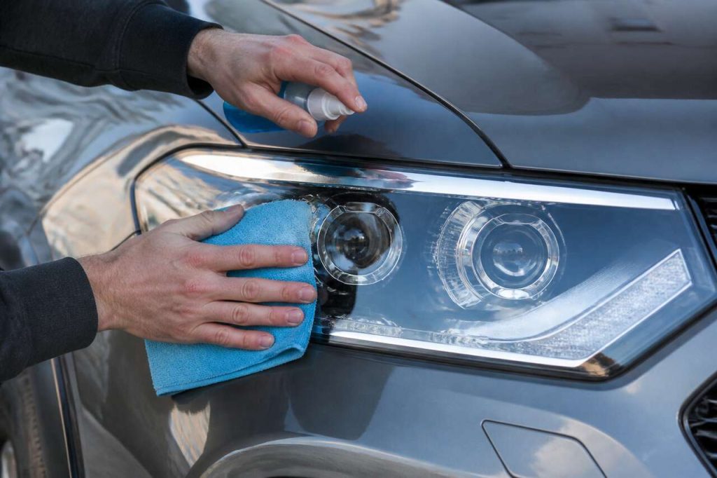 Comment nettoyer efficacement les phares de voiture ?