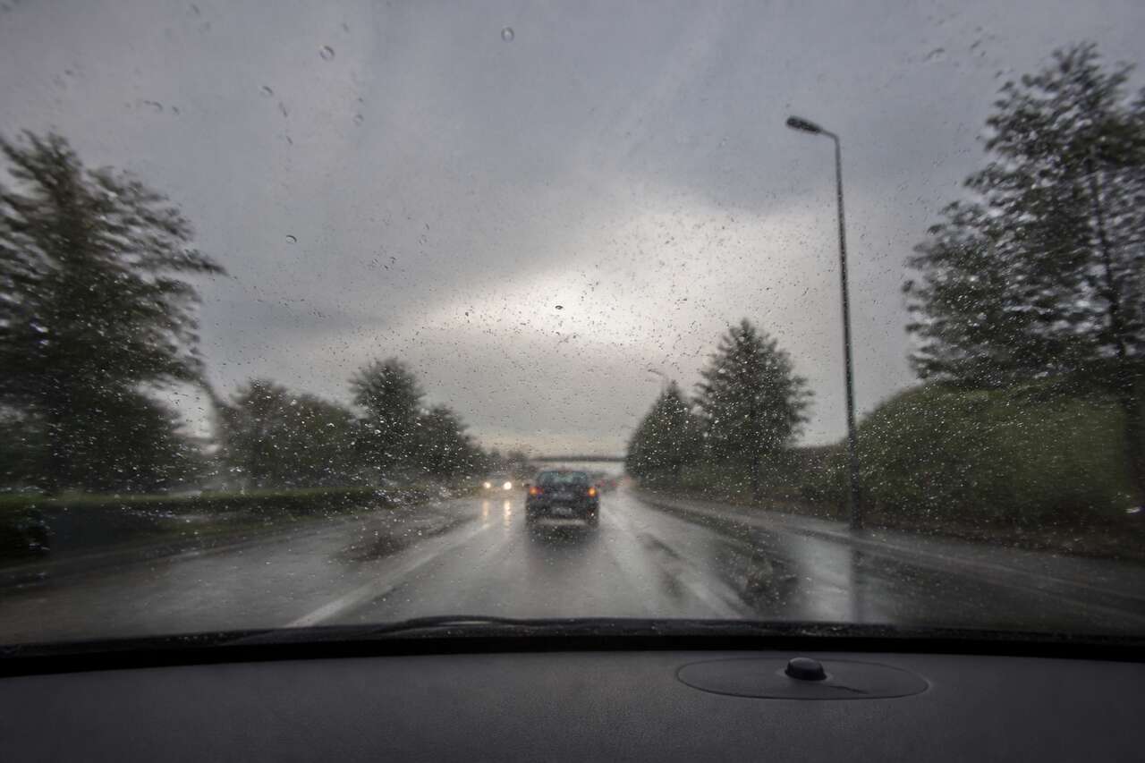 Adapter sa conduite sous la pluie : astuces et conseils